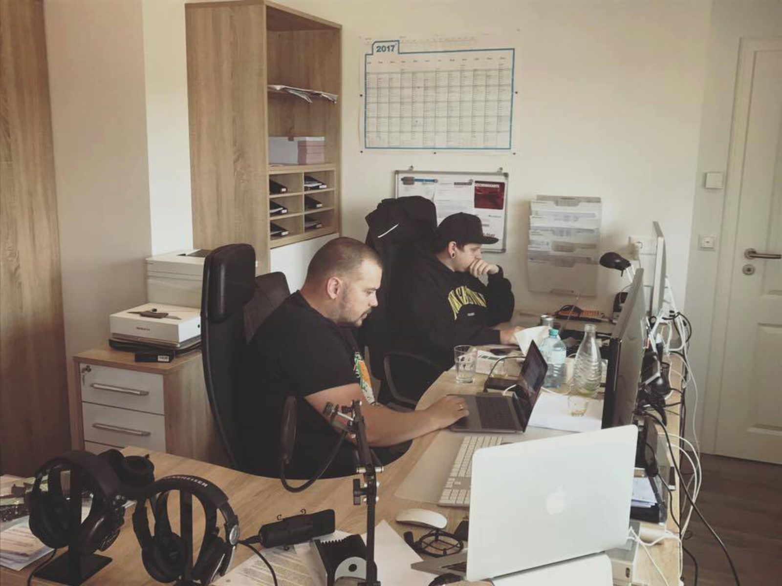 Markus Laue links am Schreibtisch in den frühen Bürotagen Ende 2017 vor der Optivolt-Gründung