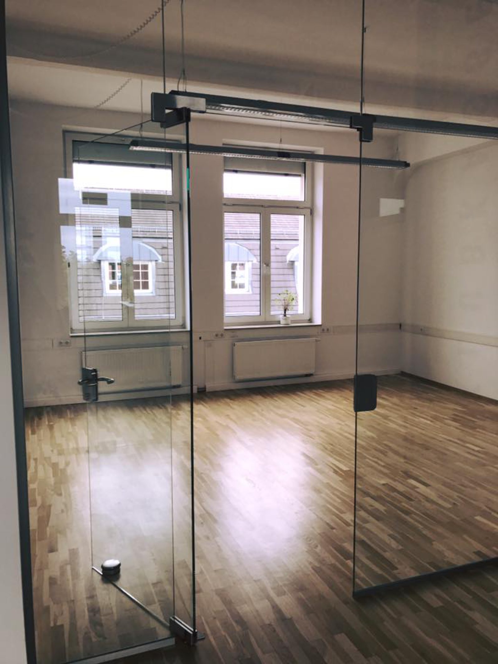 Bezug des neuen OMMM-Büros in Leipzig mit transparenten Glaswänden, Frühjahr 2020